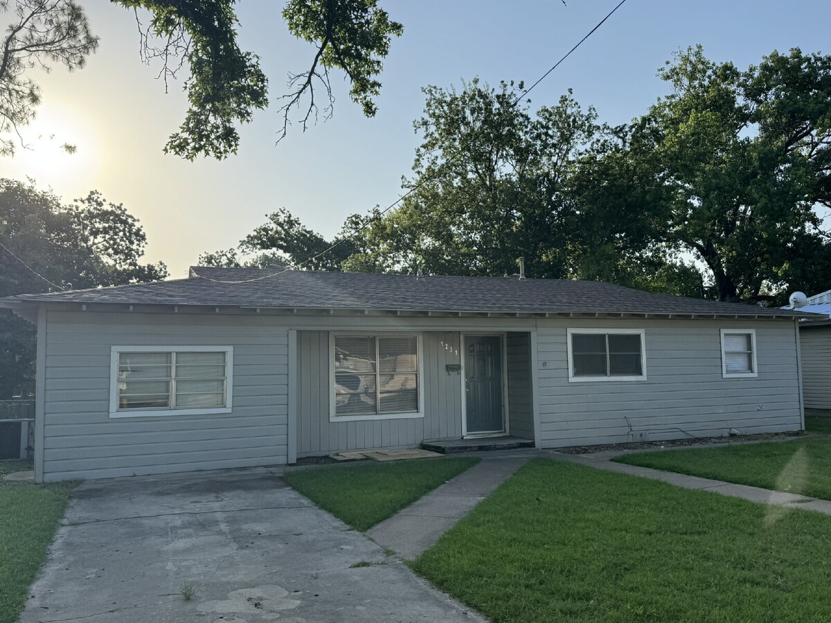 3 bedroom 1 bath in excellent location! - 3 bedroom 1 bath in excellent location! Apartment