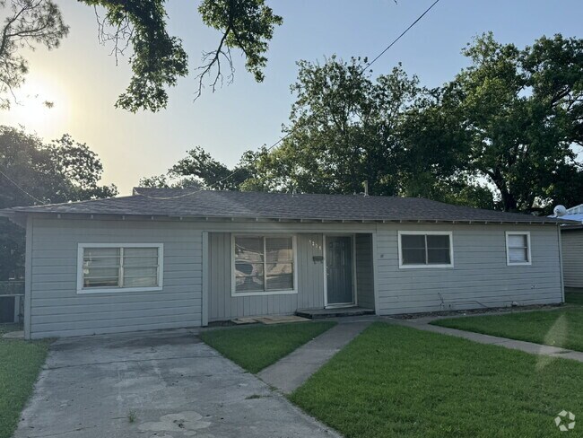 Building Photo - 3 bedroom 1 bath in excellent location! Rental