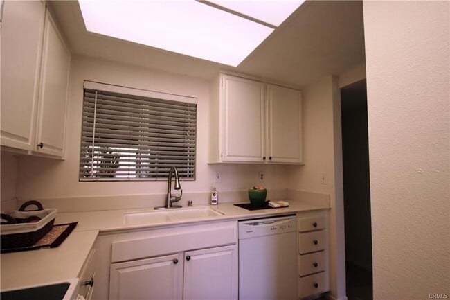 Building Photo - Large 1 Bed/1.5 Bath in Laguna Woods ( 55+ community)