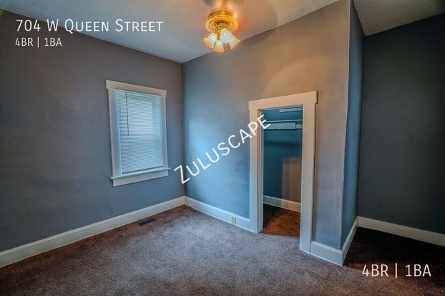 Photo - 704 W Queen St