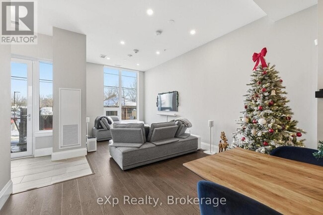 Photo - 73 Arthur St S