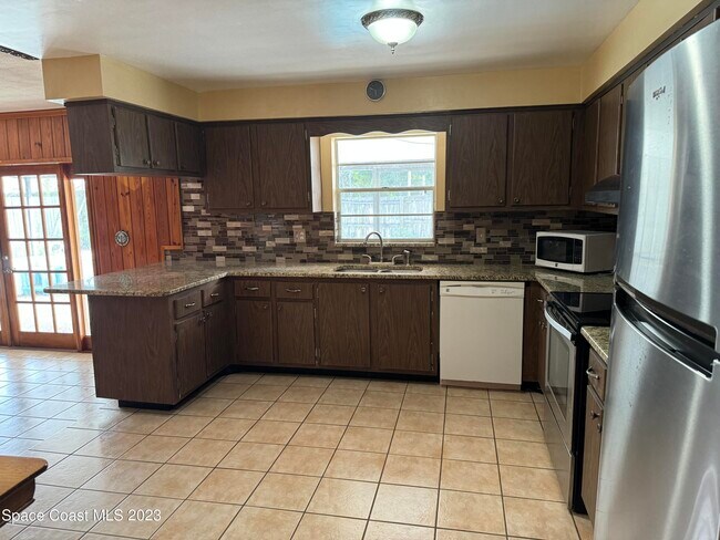 Photo - 155 Perth Ave