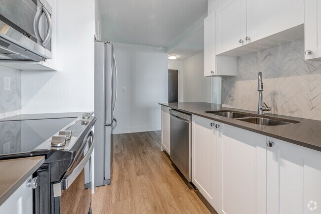 1BR, 1BA - 829SF - Kitchen - 580 THE EAST MALL