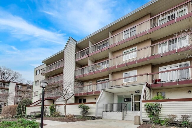 Building Photo - 7420 Lakeview Dr