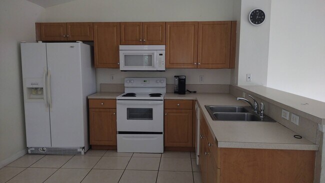 Photo - 1068 Ainsworth St E