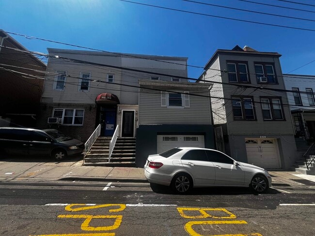 Building Photo - 633 37th St Unit 1