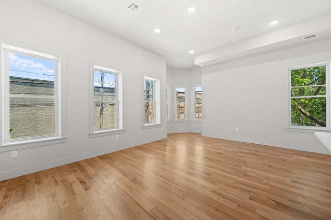 Building Photo - 424 Woodlawn Ave Unit 2