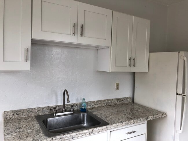 Building Photo - 420 Goodall Ave Unit 2