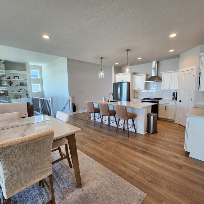 Photo - 895 Harrington Way