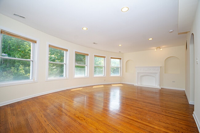 Photo - 7554 N Claremont Ave Unidad 2
