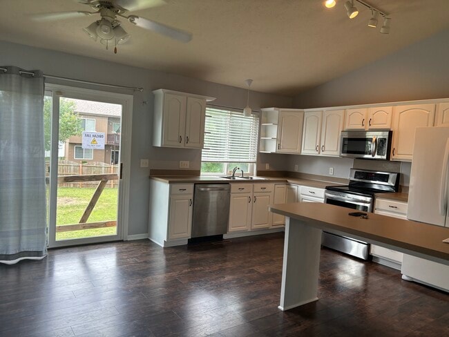 Building Photo - 817 Lake Vista Dr