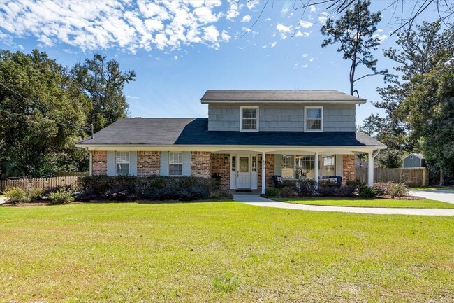 Spacious 4-Bedroom Home with Pool, Two Pri... - Spacious 4-Bedroom Home with Pool, Two Pri...