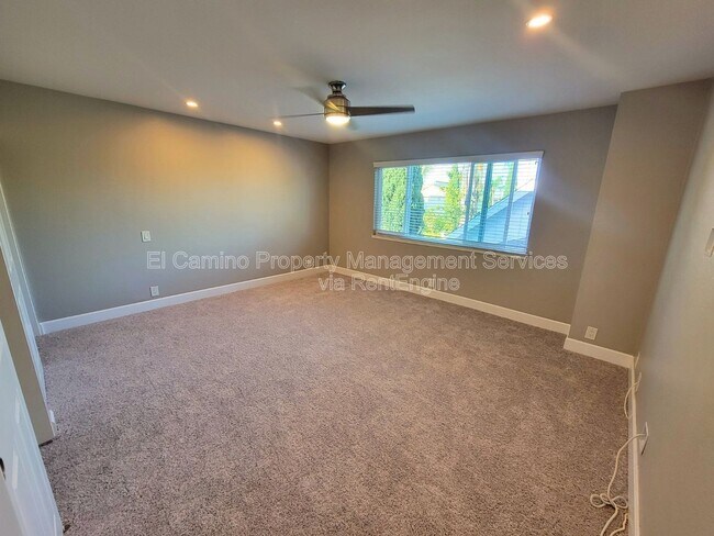 Photo - 1728 Lake St