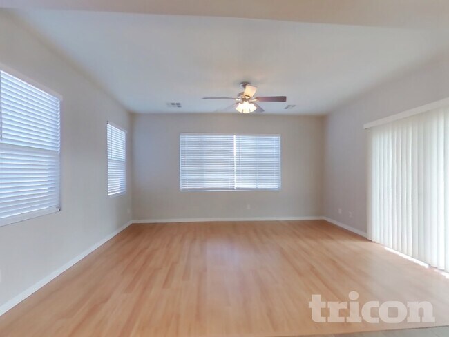 Photo - 880 W Busa Dr