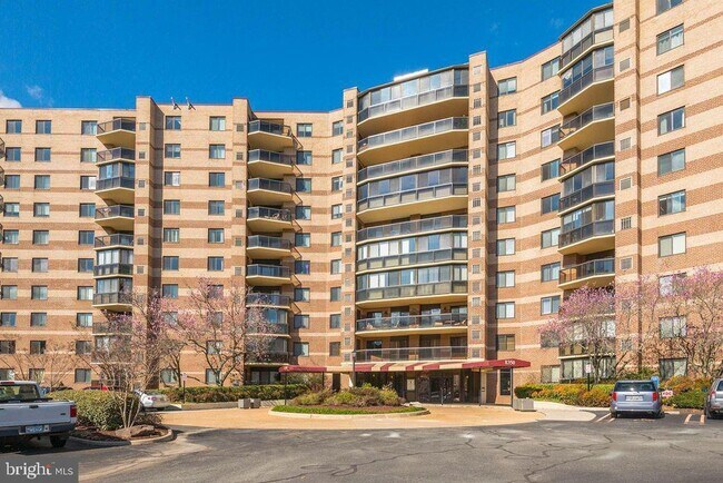 Building Photo - 8350 Greensboro Dr Unit 712 Rental