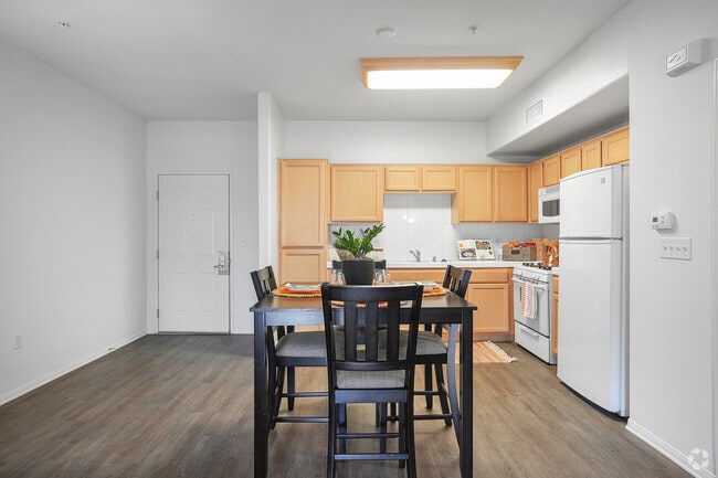 1BR, 1BA - 792SF - Dining Area