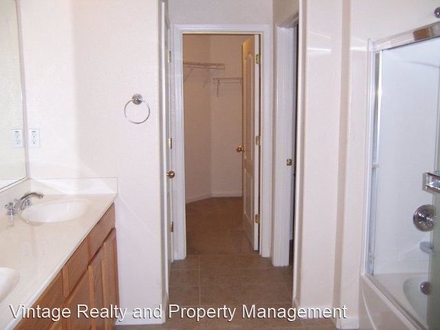 Photo - 4 br, 2.5 bath House - 3153 English Oak Cir.