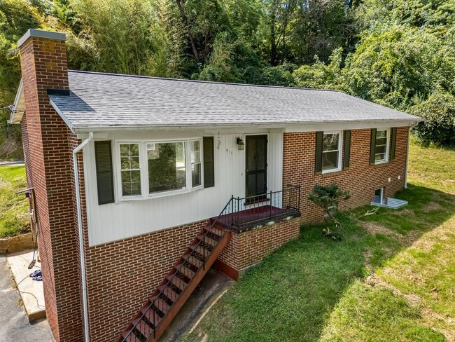 Building Photo - 4 bedoom 2 bath home in Blacksburg VA!