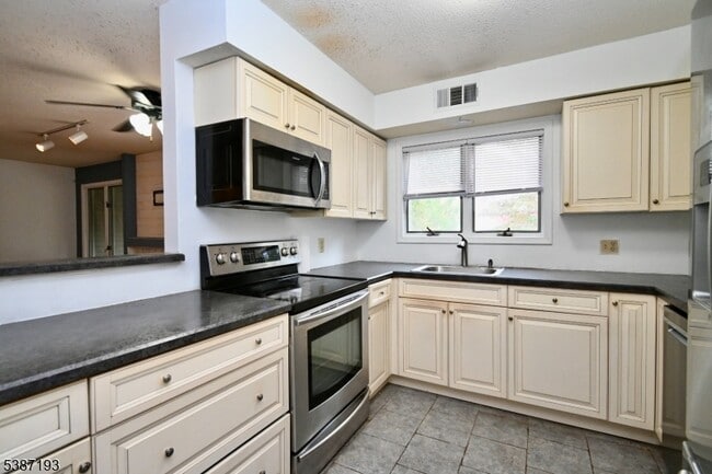 Photo - 32 Pine Hollow Ct