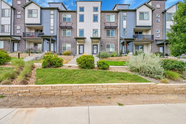 Building Photo - $2,895.00, 3 bed, 3.1 bath, located in Bro... Rental