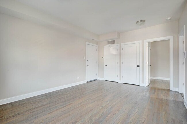 Photo - 3405 W Fullerton Ave Unidad 2F