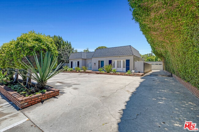 Building Photo - 621 N Bedford Dr Rental