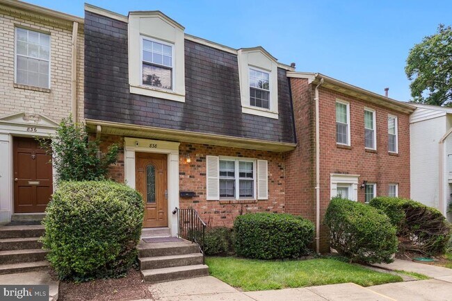 Photo - 838 College Pkwy