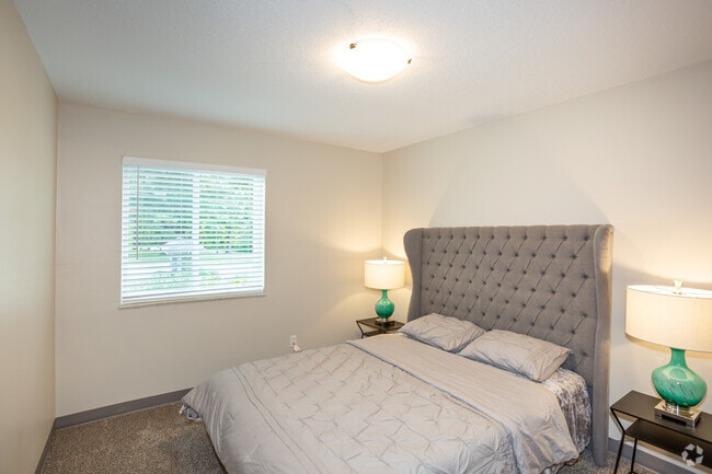 2BR, 1 BA - 750 SF