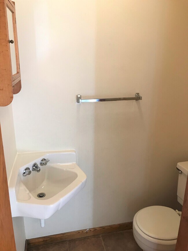 Medio baño en el piso principal - 612 Femrite Dr Unidad 612