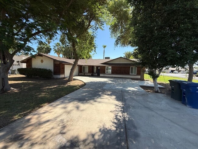 Building Photo - Luxury 4 Bedroom in Country Estates
