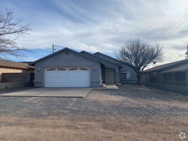 Building Photo - 3 Bedroom 2 Bathroom Home