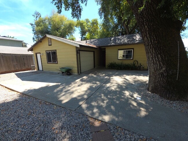 3816 Lakeshore Blvd