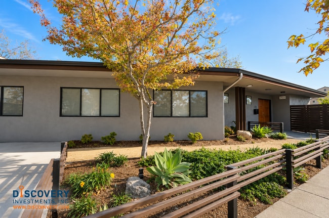 Building Photo - Centrally Located Mid-Century Contemporary Home