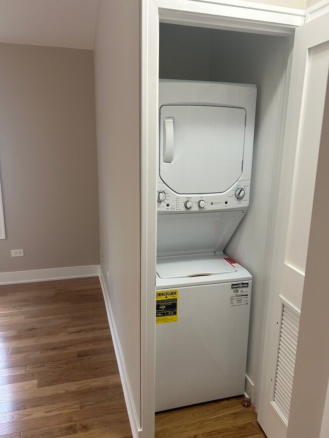Washer/dryer - 2128 W Leland Ave Unit 3