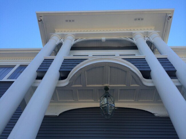 Iconic building - 3104 N 8th St Unidad A