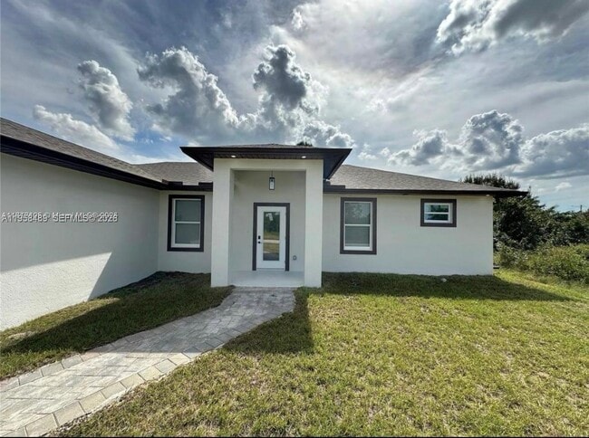 Photo - 868 Cervantes St E