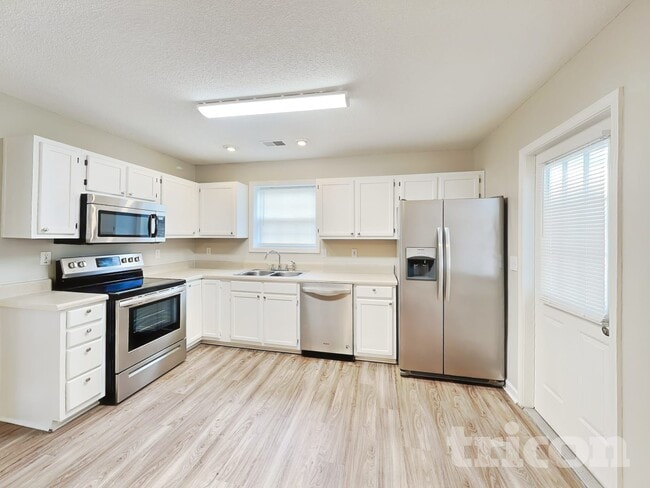 Photo - 524 Chisolm Way