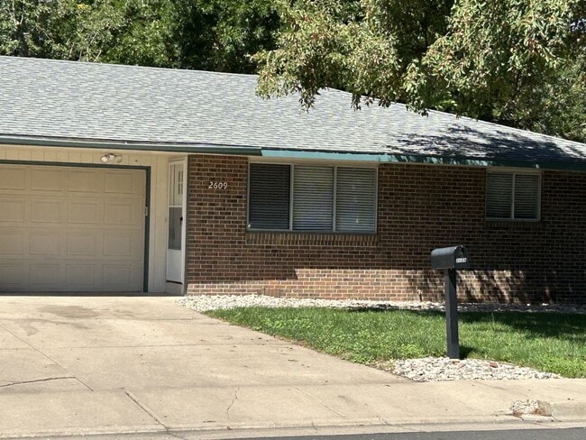 Building Photo - 2609 Stanford Rd Unit 2611 Stanford Raod