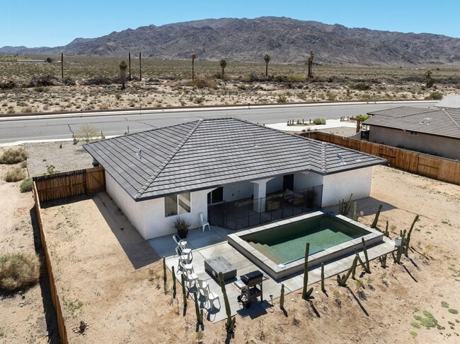 Building Photo - Spacious 4 Bedroom 2 Bathroom Home With A Pool