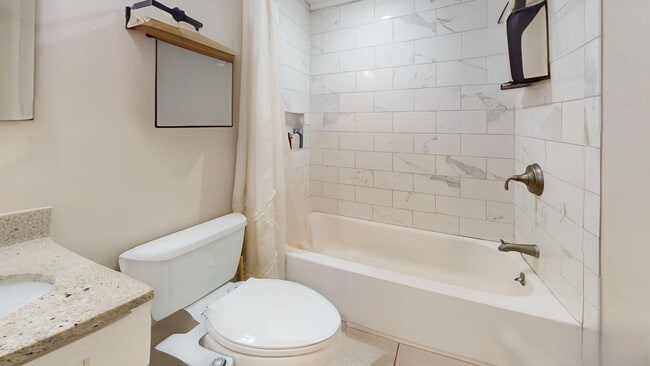 Building Photo - 215 Bolton St Unit 1