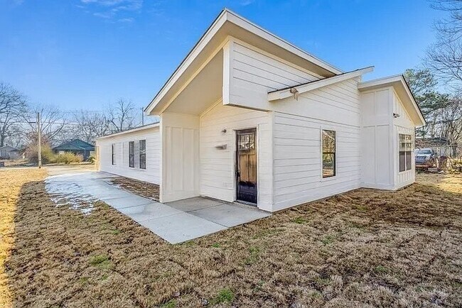Building Photo - 851 Kippley St