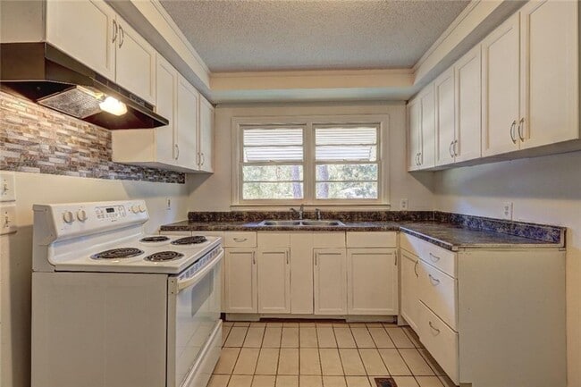 Photo - 2128 Knightsbridge Rd