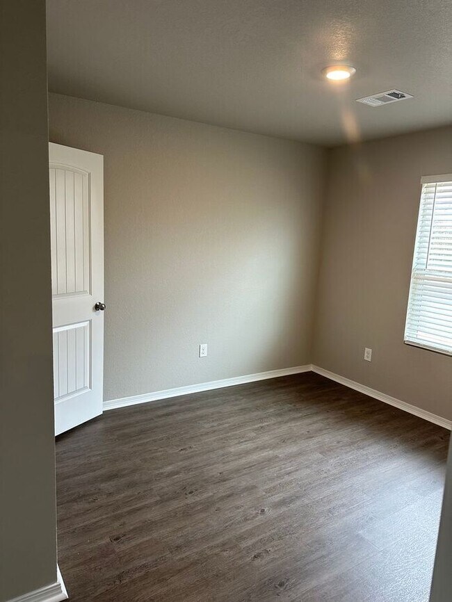 *LIMITED TIME OFFER* NEWER Four Bedroom House House Rental in