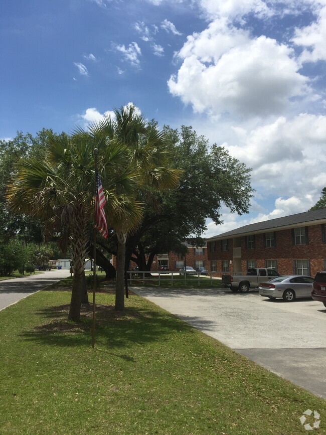 Building Photo - Twin Oaks Apartments Unit B6