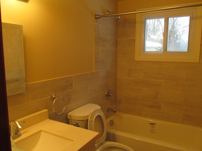 bathroom - 101 Dale Dr Unit upper