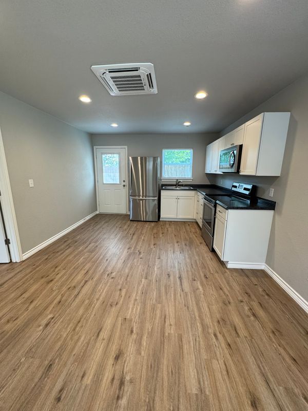Photo - 320 W 6th St