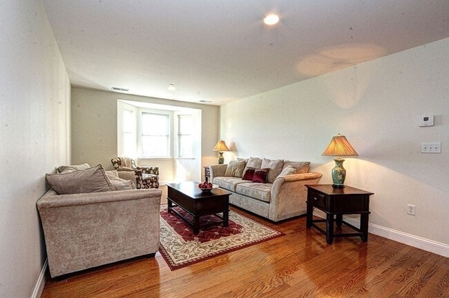 Building Photo - 120 Wyllis Ave Unit 118
