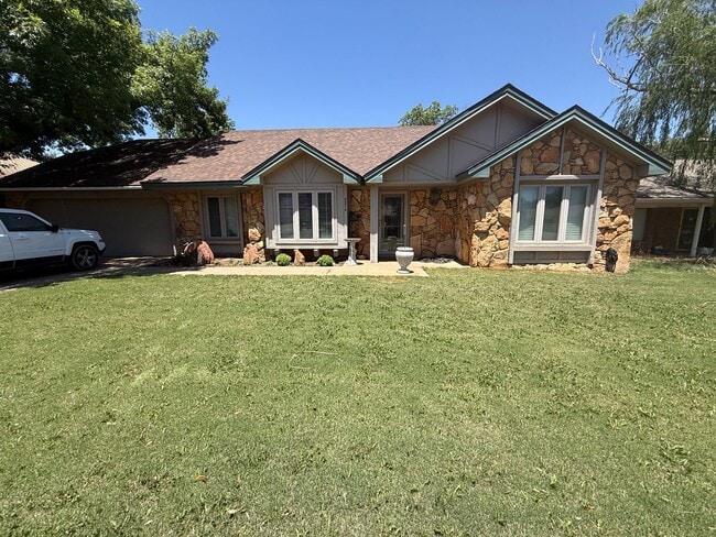 Building Photo - Available July 1st! 3/2/2 in Preston Smith