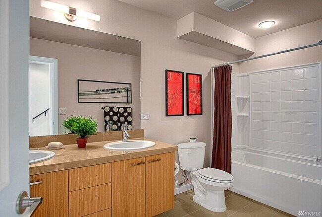 Photo - 3bd/2.25ba Issaquah Townhome