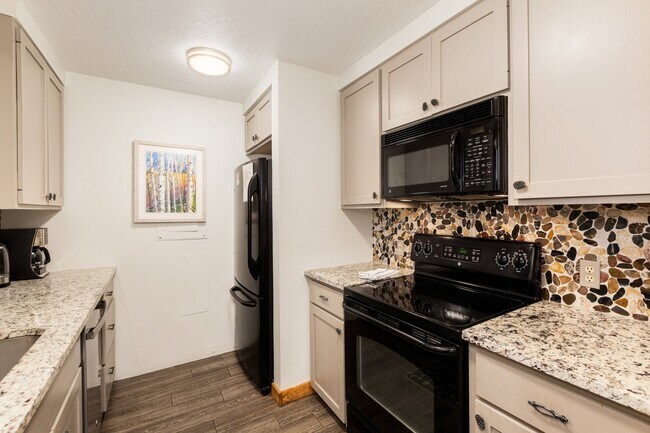 Photo - 21680 US-6 Unidad 2058